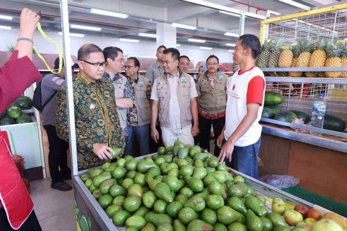 Jelang Akhir Tahun, Pj. Wali Kota Batu Dr. Aries Sidak Pasar Induk Among Tani Pastikan Stok Aman
