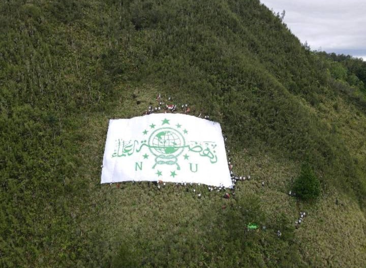 Peringati Satu Abad, PCNU Kota Batu Bentangkan Bendera Raksasa Berukuran 1000 Meter di Gunung Panderman