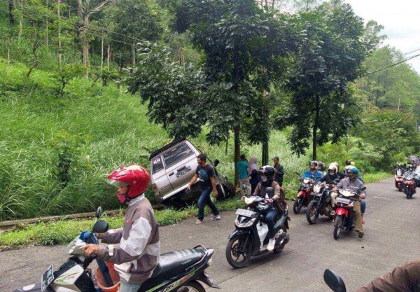 Usai Tabrak Pohon, Mobil Warga Jombang Terguling di Klemuk
