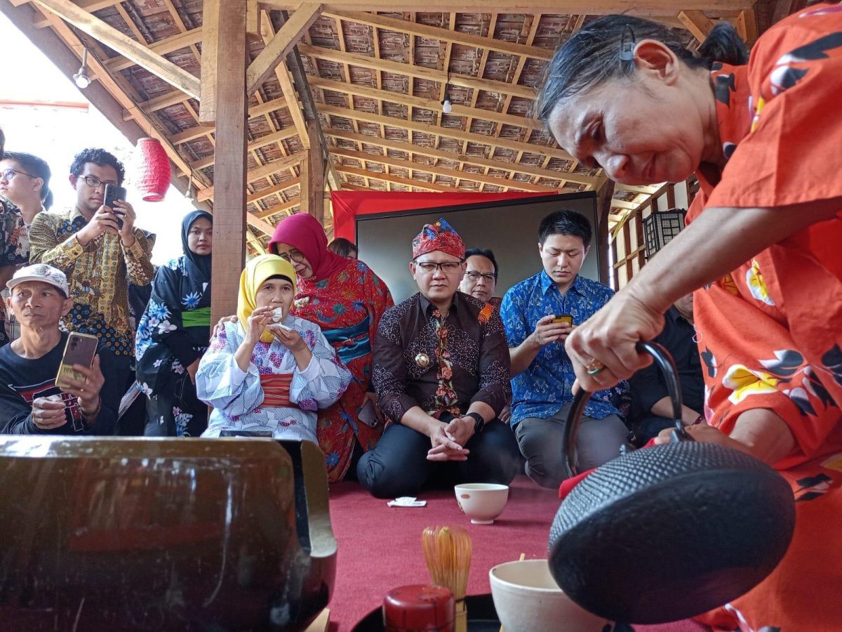 Pj. Wali Kota Batu Dr. Aries Resmikan Kampung Sakura di Desa Sidomulyo, Berharap jadi Jujugan Wisatawan