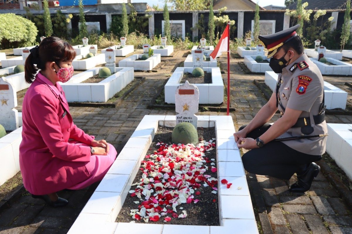 Hormati Jasa Pahlawan, Kapolres Batu Ziarah ke TMP Suropati
