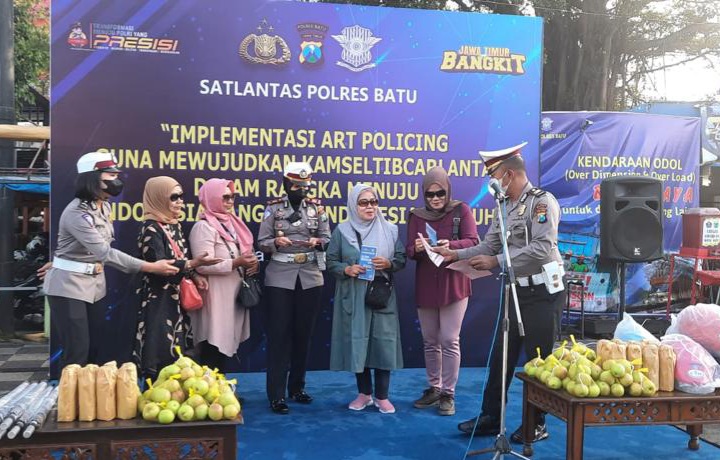 Peringati Hari Bhayangkara Ke-76, Satlantas Polres Batu Buka Gerai Vaksin Booster dan Binluh