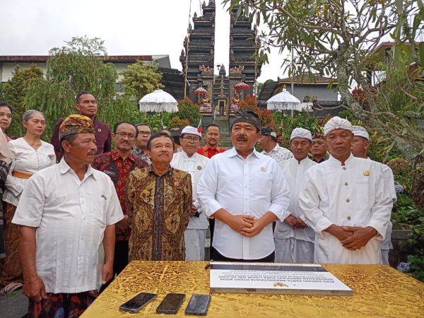 Kementrian ATR-BPN Serahkan Sertifikat Tempat Ibadah Pura Luhur Giri Arjuna Kota Batu