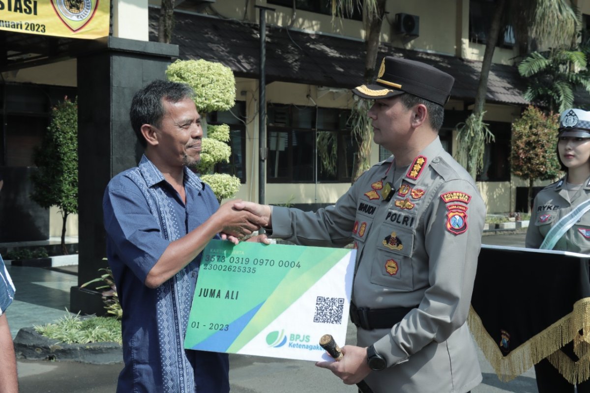 Wujud Kepedulian Terhadap Sopir Angkot, Kombes Pol. Buher Bagikan BPJS Ketenagakerjaan