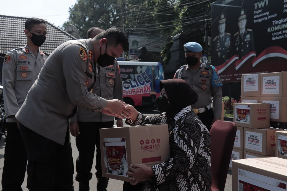 Polresta Malang Kota Bagikan 500 Bansos, Kombes Pol Buher: Semoga Bermanfaat Bagi Masyarakat