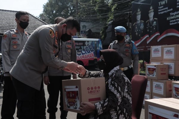 Polresta Malang Kota Bagikan 500 Bansos, Kombes Pol Buher: Semoga Bermanfaat Bagi Masyarakat