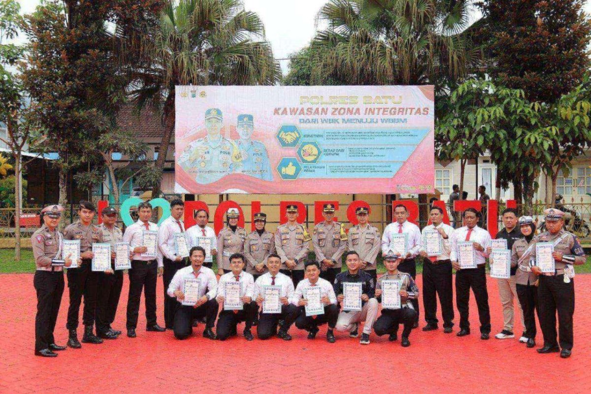 Kapolres Batu AKBP Oskar Berikan Penghargaan Anggota Berprestasi