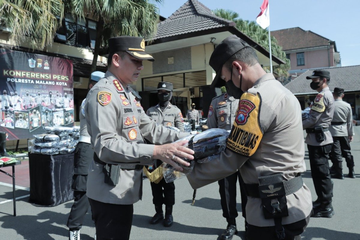 Tanggap Bencana Alam, Kombes Pol. Buher Distribusikan Peralatan Bagi Seluruh Bhabinkamtibmas