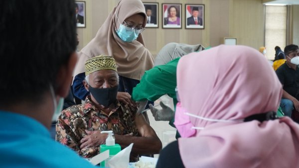 Dinkes Pemkot Batu, Berikan Vaksinasi Kepada Tokoh Masyarakat di Kota Batu