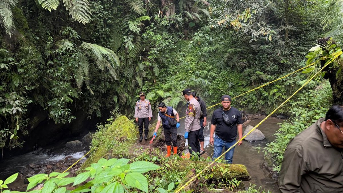 Satreskrim Polres Batu Evakuasi Penemuan Jenazah di Bawah Jembatan Cangar