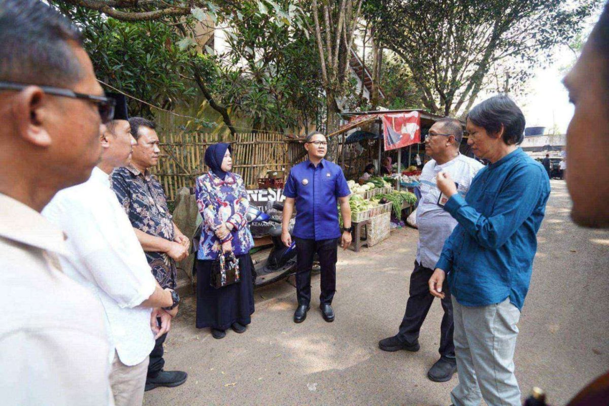 Pj. Wali Kota Batu Aries Tinjau Pembongkaran Kios Pasar Relokasi