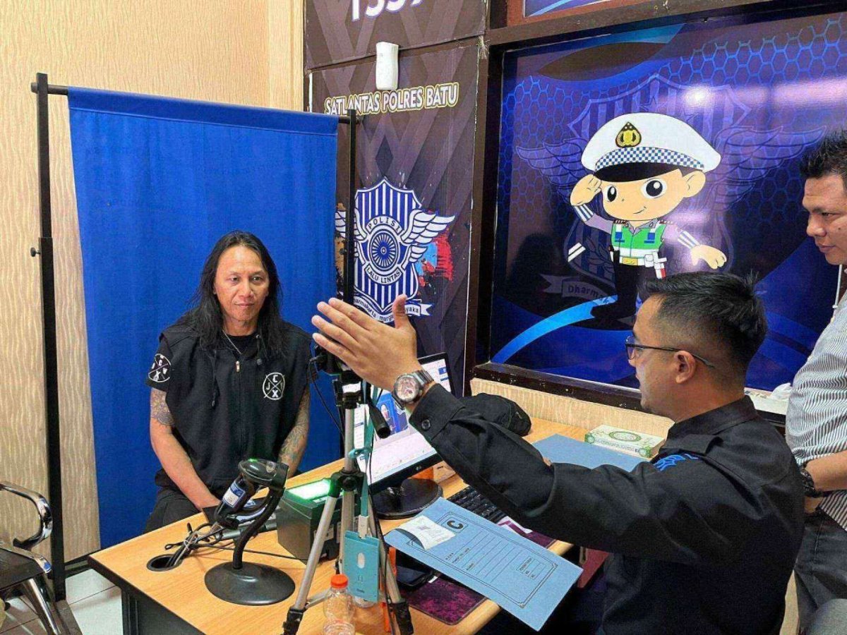 Puas dengan Layanan SIM Polres Batu Eks Vokalis Boomerang, Roy Jeconiah Berikan Apresiasi