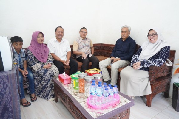 Peringatan Hardiknas, Pj. Wali Kota Batu Aries Kunjungi Rumah Guru