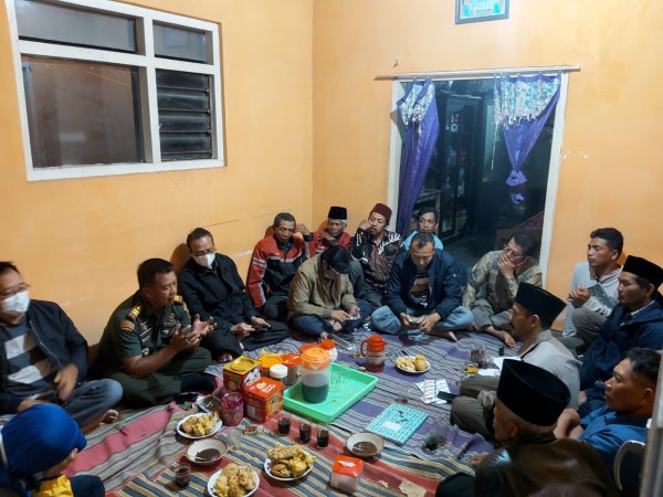 Penanganan PMK, Polsek Junrejo bersama Pemkot Batu Bagikan Obat Pro B Plek Bolus