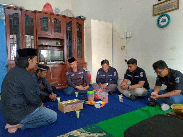 Wujud Bentuk Empati, Humas Polres Batu Takziah ke Rumah Duka Pokja Jurnalis Berikan Tali Asih