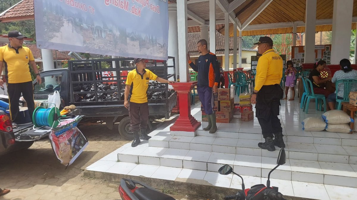 Polres Batu Melalui Polsek Kasembon, DistribusikanBantuan Banjir ke Desa Pujiharjo