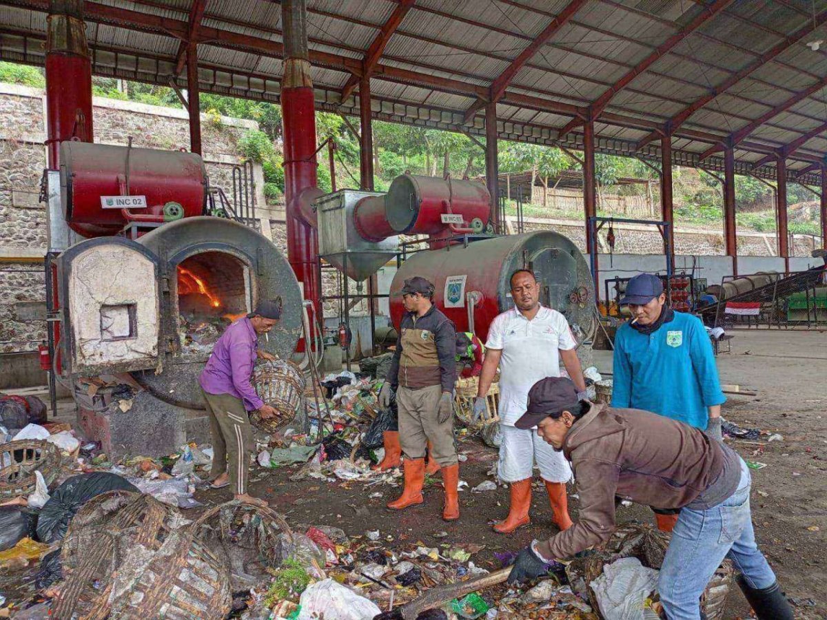 Pekerja Operator Mesin Pembakar Sampah di TPA Tlekung Tak Dibekali APD, Hingga Alami Luka Bakar