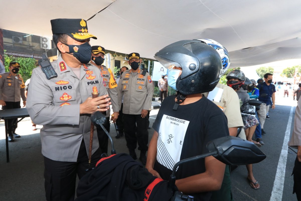 Kapolda Jatim, Lakukan Pengecekan Vaksinasi Drive Thru