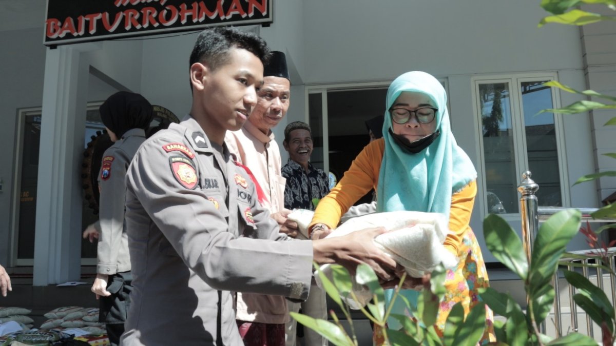 Polresta Malang Kota Distribusikan Zakat Fitrah ke Masyarakat Malang