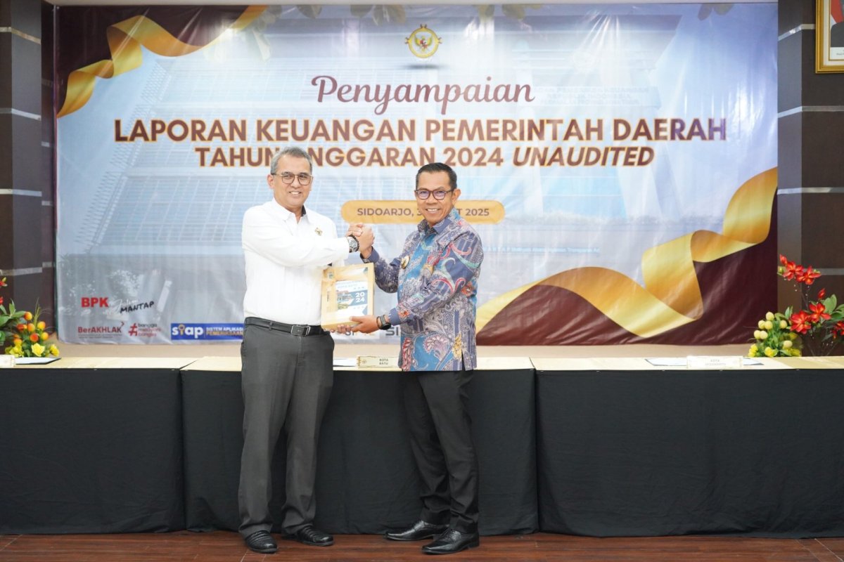 Wali Kota Batu, Nurochman Serahkan LKPD Unaudited Tahun Anggaran 2024 kepada BPK RI Perwakilan Jatim