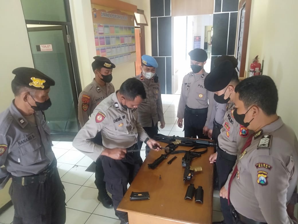 Tingkatkan Kemampuan, Personel Polres Batu Gelar Latihan Teknik Bongkar Pasang Senpi SS1V2