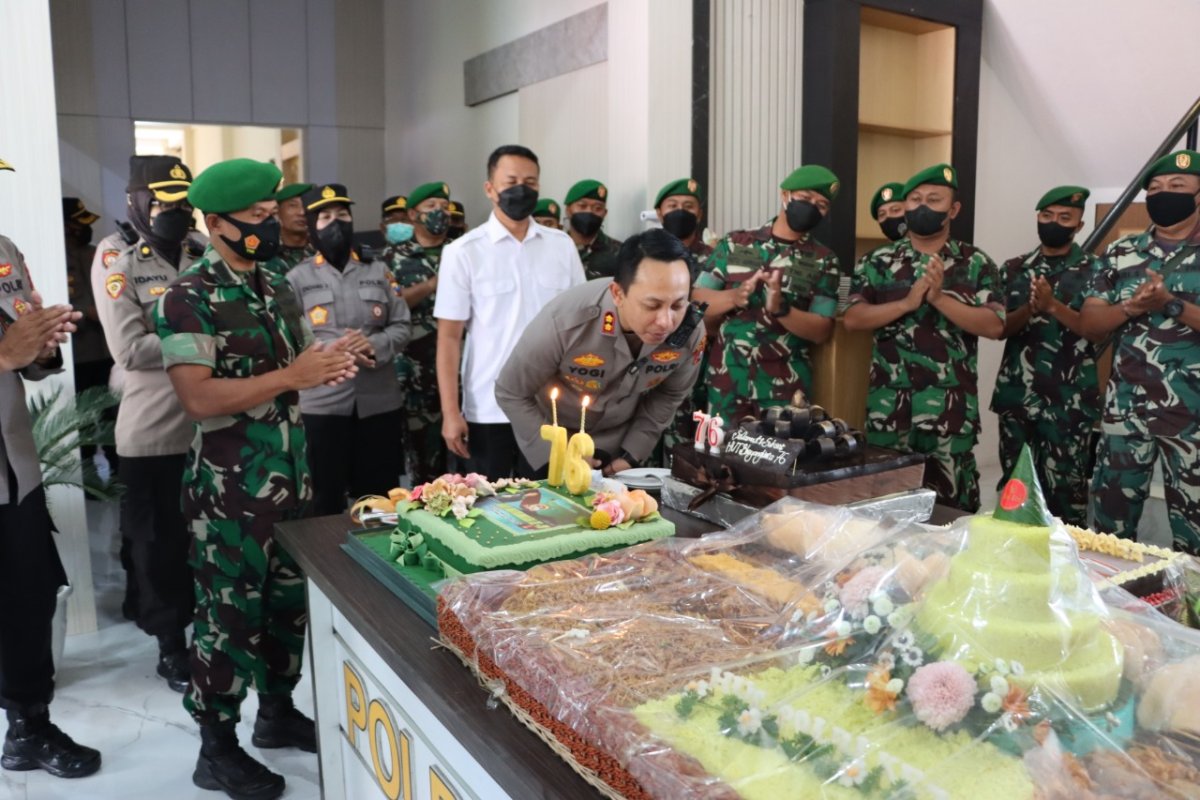 Hari Bhayangkara Ke-76 Satuan TNI Datangi Polres, AKBP Yogi: Kami Tak Menyangka dan Terharu Sekali