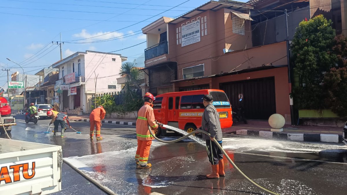 Antisipasi Laka Lantas, Damkar Kota Batu Lakukan Penyemprotan Solar Tumpah di Jalan Semeru