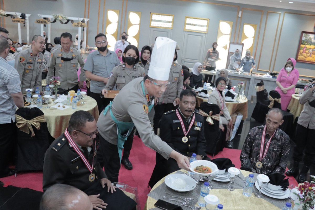 Pelepasan Purna Bhakti Anggota Polresta Malang Kota, Kombes Pol. Buher Jadi Chef