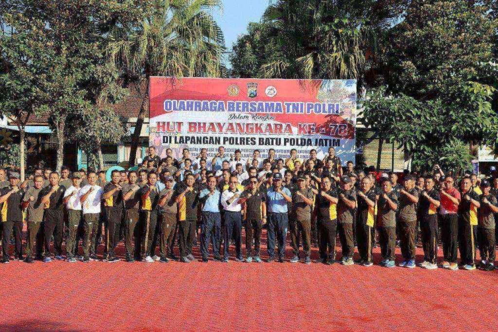 Peringati HUT Bhayangkara ke-78, Polres Batu Olahraga Bersama TNI