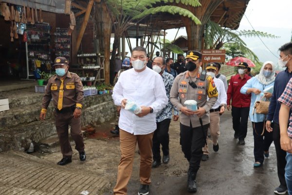 Bersama Wabup Malang, Kapolres Batu Cek Prokes di Cafe Sawah Pujon Kidul