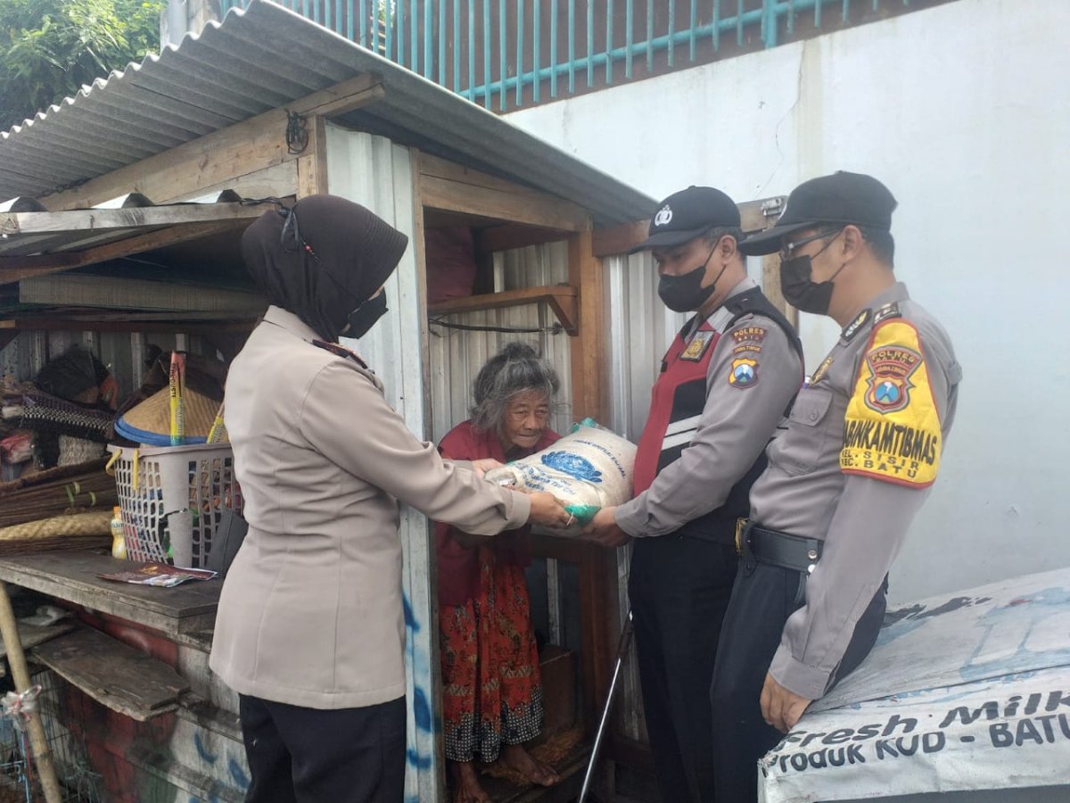 Kapolsek Batu Bagikan Bansos Berupa Sembako Kepada Manula di Kelurahan Sisir