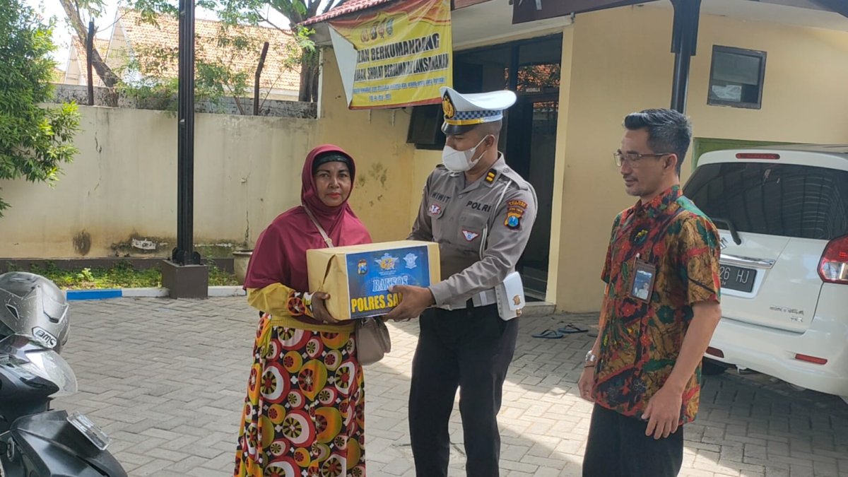 Jelang HUT Lantas ke-67, Sat Lantas Polres Sampang Bagikan Sembako