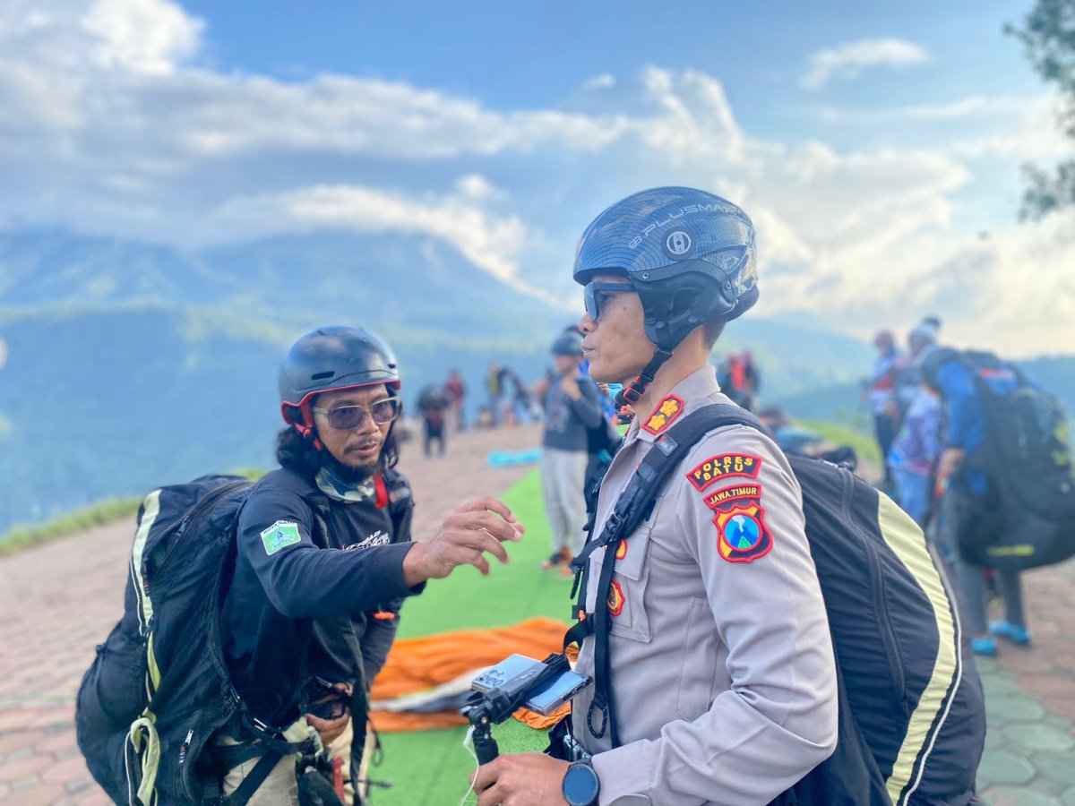 Kapolres Batu AKBP Oskar Ikut Tandem dalam Penutupan Batu International Paragliding 2023