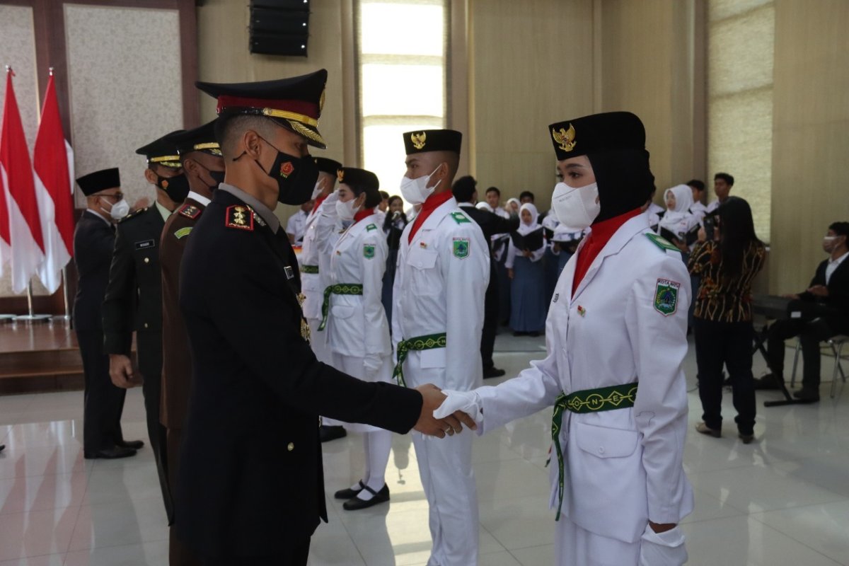Kapolres Batu AKBP Oskar, Berikan Pesan Anggota Paskribra yang Baru Dikukuhkan