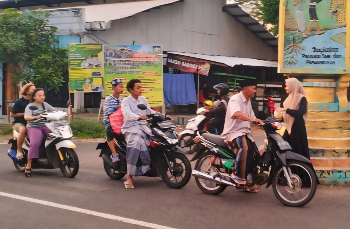 MTs Sultan Agung Kalipare Berbagi 250 Takjil