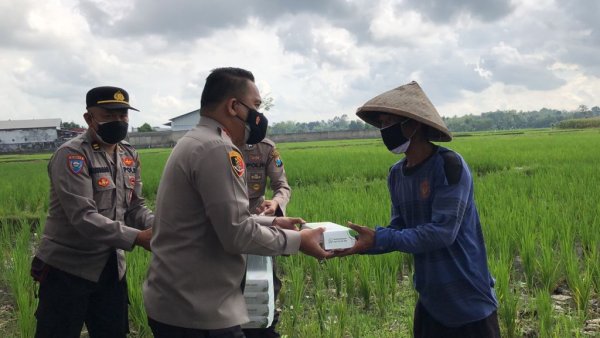 Jumat Berkah, Kapolresta Banyuwangi Bagikan Makanan Kepada Masyarakat Pinggiran