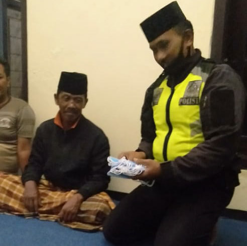 Gelorakan “Jatim Bermasker” Kapolsek Ngantang Bagikan Masker dan Imbau Ini