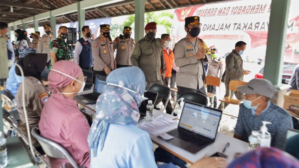 Wakapolresta Malang Kota, Dampingi Kapolda Jatim Cek Vaksinasi Serentak