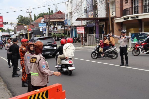 Ops Ketupat Semeru 2025, Polres Batu Lakukan Pengaturan Lalu Lintas