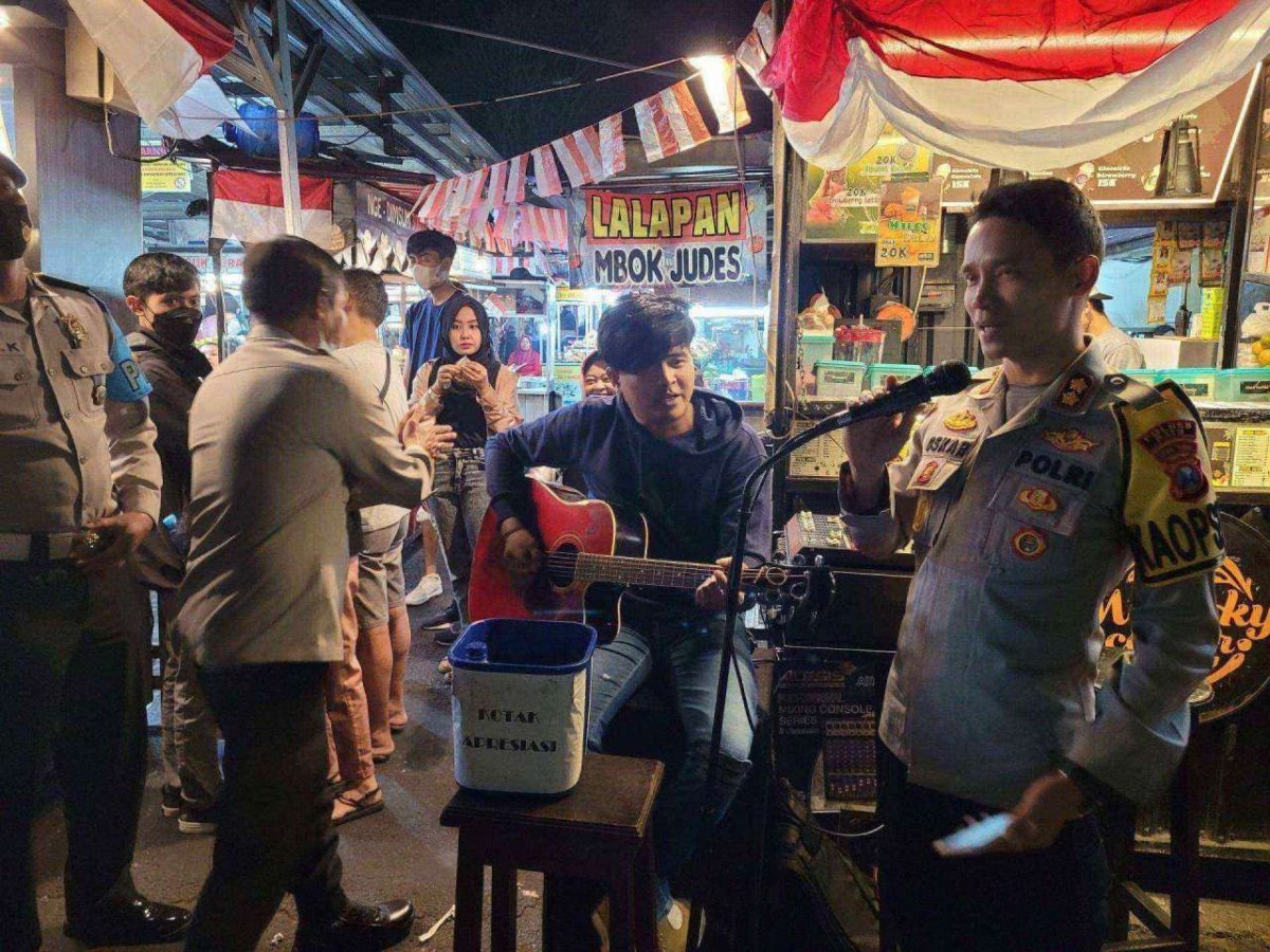 Silaturahmi Bersama PKL, Kapolres Batu AKBP Oskar Sumbangkan Suara Emasnya