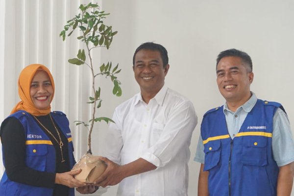 Rektor Unitomo Surabaya Sumbang 100 Bibit, Wujudkan Desa Junrejo Jadi Sentra Wisata Buah Kelengkeng