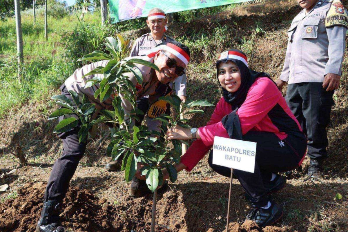 HUT Bhayangkara ke-78, Polres Batu Bersama Kampus 3 UIN Gelar Baksos Penghijauan Tanam Ratusan Bibit Buah