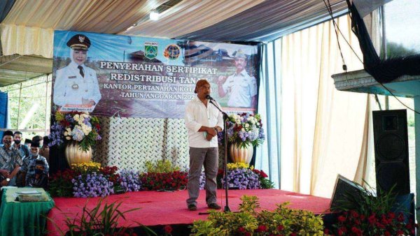 Wali Kota Batu Serahkan 138 Sertipikat Tanah, Kades Tulungrejo: Terimakasih, Semoga Perekonomian Warga Sejahtera