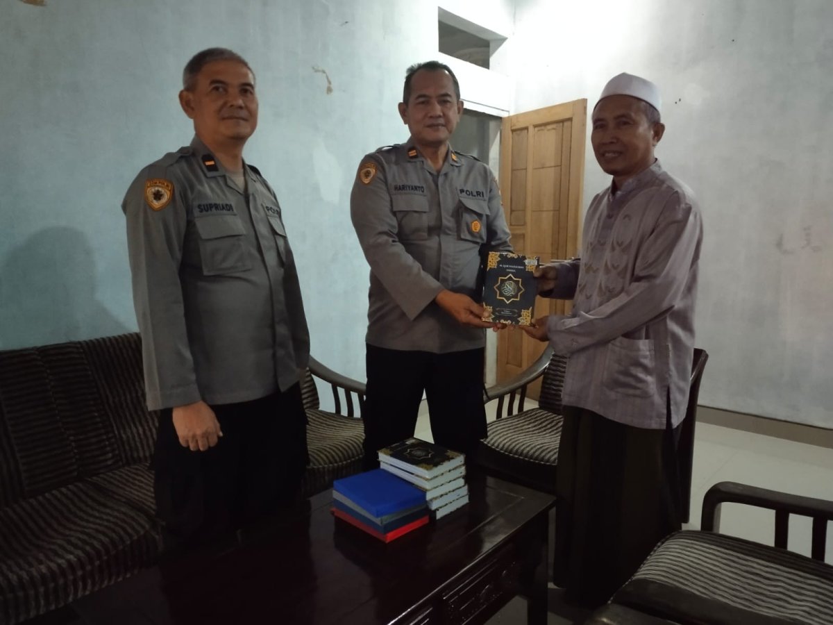 Polres Batu Salurkan Program 10.000 Kitab Suci Se-Jatim untuk Umat Beragama