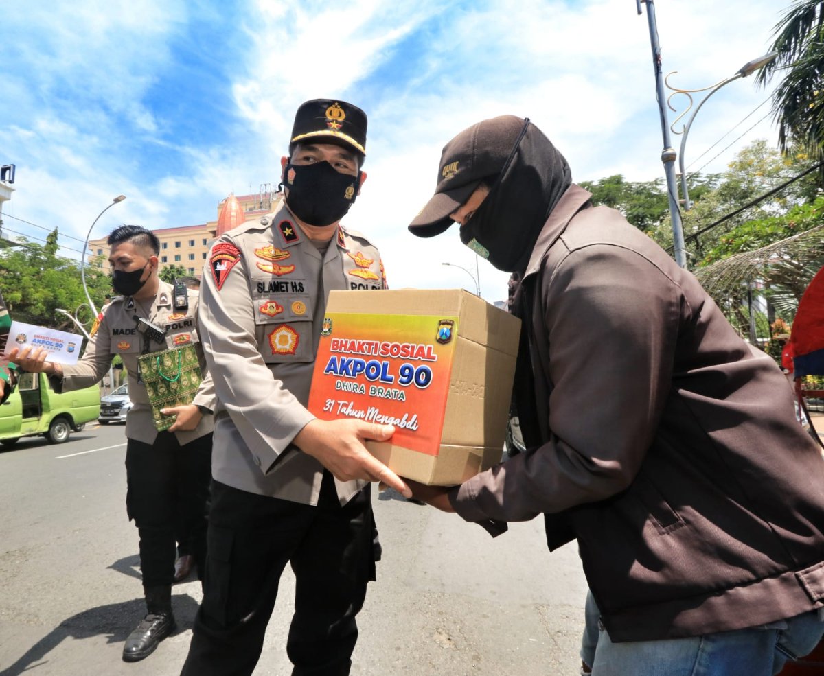 On The Spot, Waka Polda Jatim Bagikan Sembako di Kota Pahlawan
