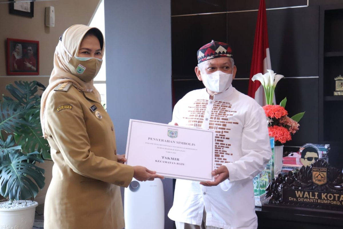 Wali Kota Batu, Berikan Insentif Penjaga Tempat Ibadah Muslim dan Non-Muslim se-Kota Batu