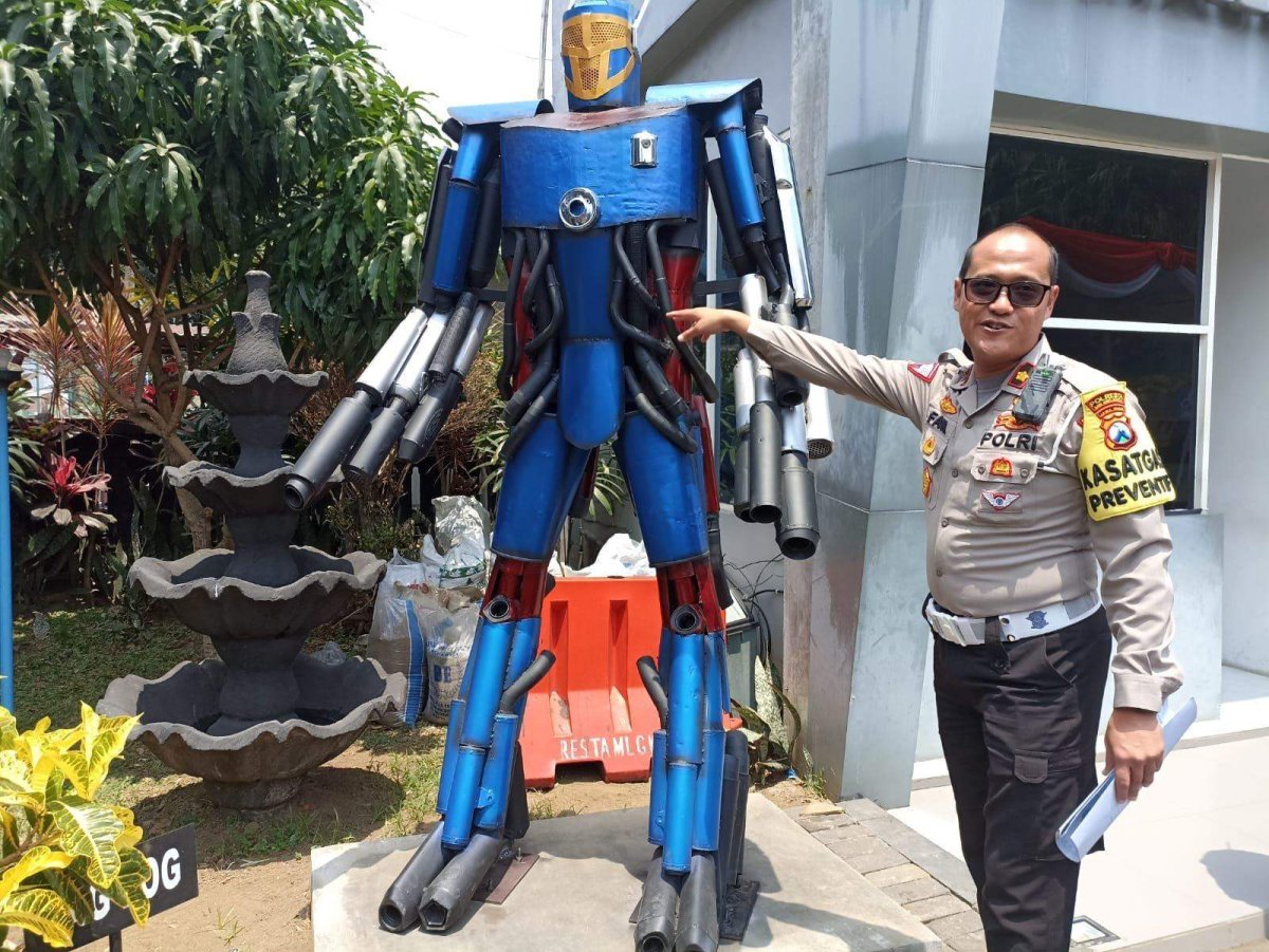 Kreatif dan Edukatif, Polresta Malang Kota Sita Ratusan Knalpot Brong Dijadikan Patung Robot Transformers
