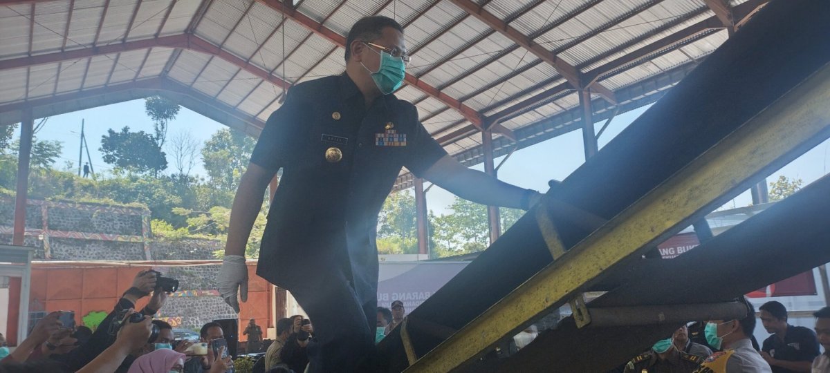 Peringati Hari Bhakti Adyaksa ke-63, Pj. Wali Kota Batu Aries Musnahkan Barang Bukti Perkara Tindak Pidana Umum di TPA Tlekung