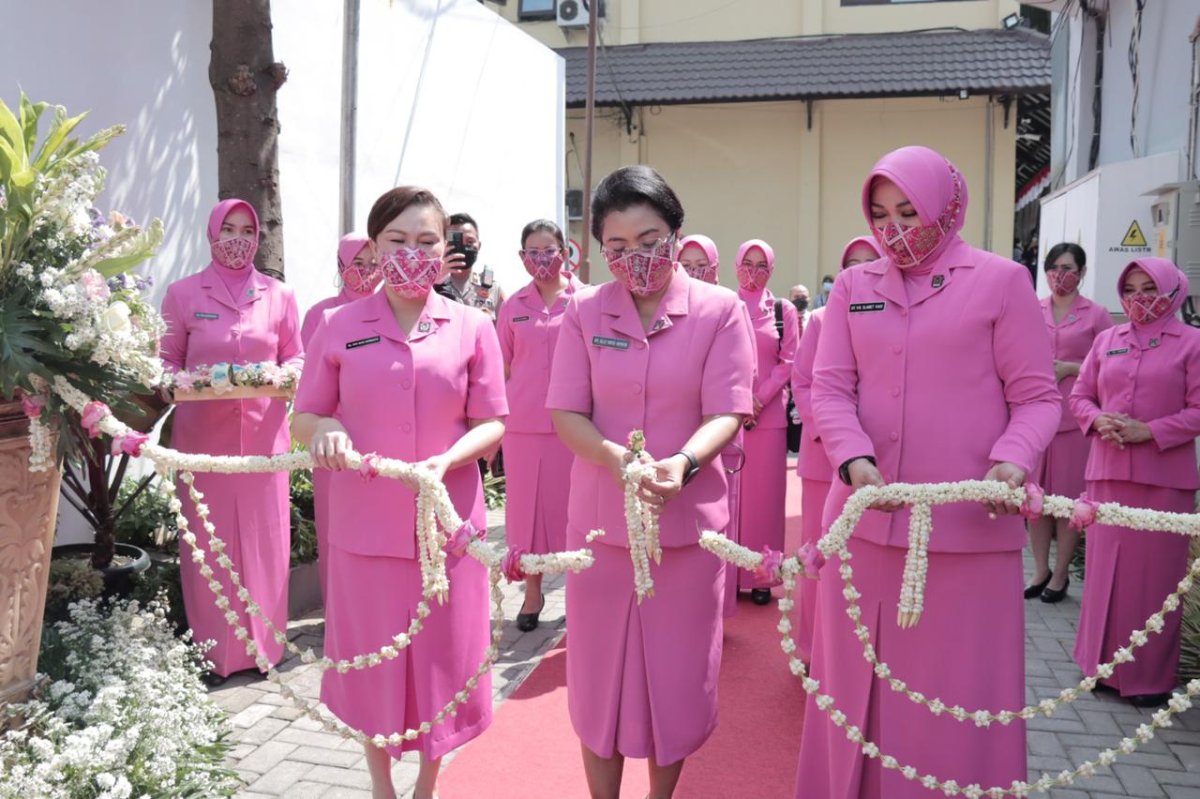 Ketua Bhayangkari Jatim, Resmikan Gedung Kantor Bhayangkari dan Toko PINKSS