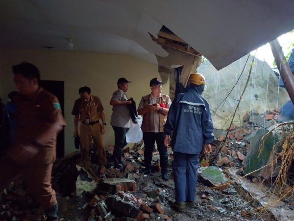 Hujan Deras Picu Bangunan di Samping Gedung Graha Wangsa Kelurahan Sisir Ambrol
